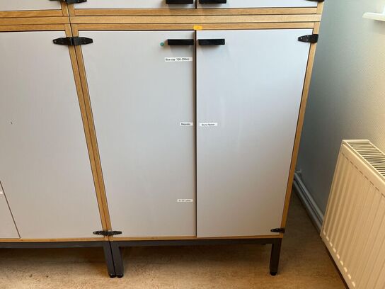 1. Stk højskab med indhold