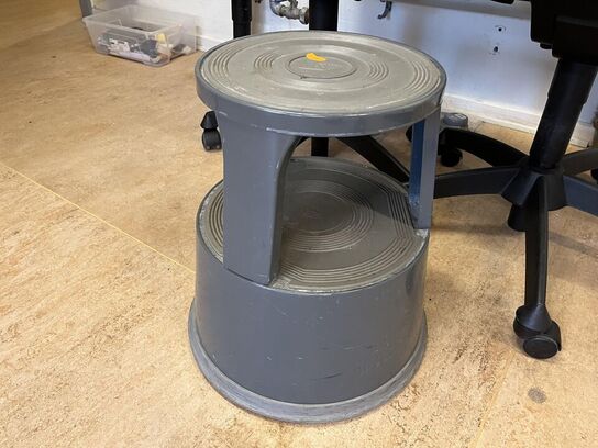 2. Stk. Kontor stole og en elefandt fod