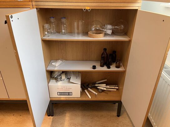 1. Stk højskab med indhold