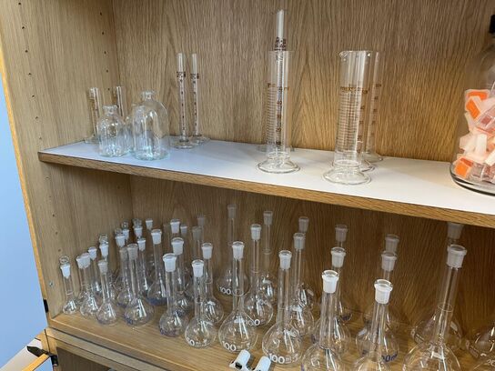 1. Stk højskab med indhold