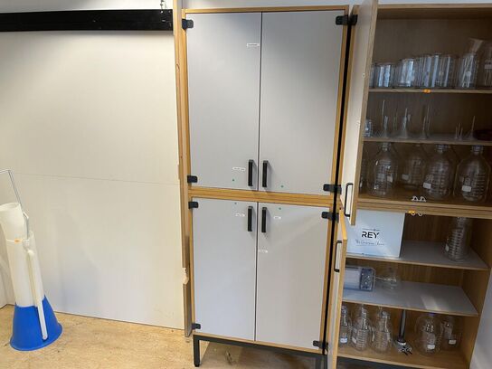 1. Stk højskab med indhold