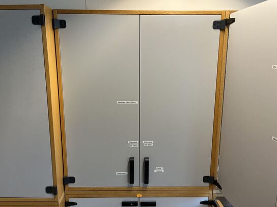 1. Stk højskab med indhold