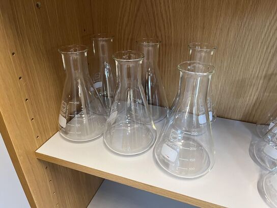 1. Stk højskab med indhold