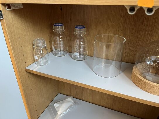 1. Stk højskab med indhold