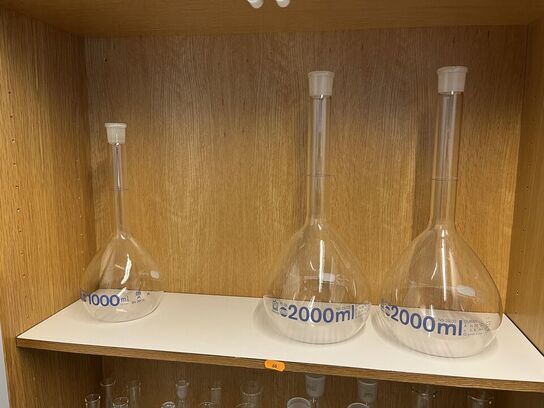 1. Stk højskab med indhold