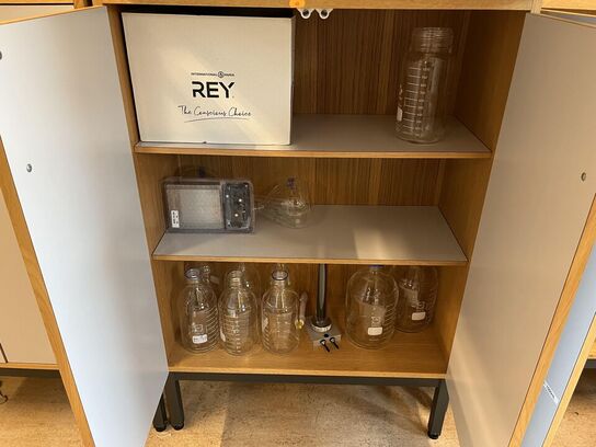 1. Stk højskab med indhold