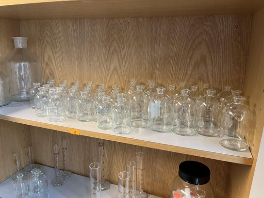 1. Stk højskab med indhold