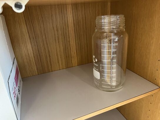 1. Stk højskab med indhold