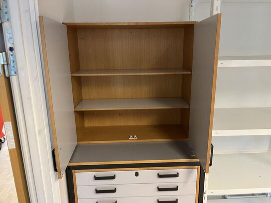 Reol system samt skab med skuffeer