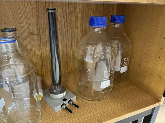 1. Stk højskab med indhold