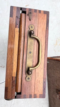 Antikt bælgkamera af træ og messing