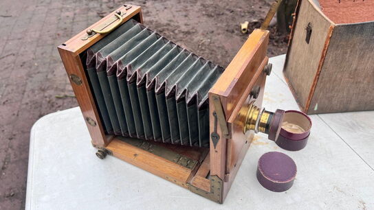 Antikt bælgkamera af træ og messing