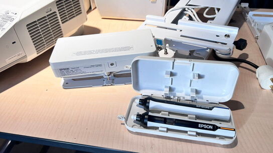 Projektor, EPSON EB-695Wi med touch unit og vægophæng