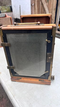 Antikt bælgkamera af træ og messing