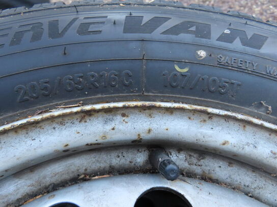 4 stk. helårsdæk på fælge, 205/65R16C 107/105T