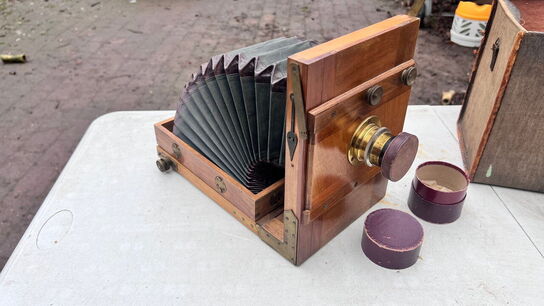 Antikt bælgkamera af træ og messing