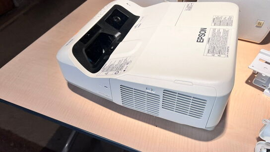 Projektor, EPSON EB-695Wi med touch unit og vægophæng