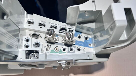 Projektor, EPSON EB-695Wi med touch unit og vægophæng