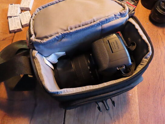 Kamera, CANON EOS 650D, flere linser, taske, lader og flash