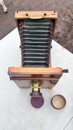 Antikt bælgkamera af træ og messing