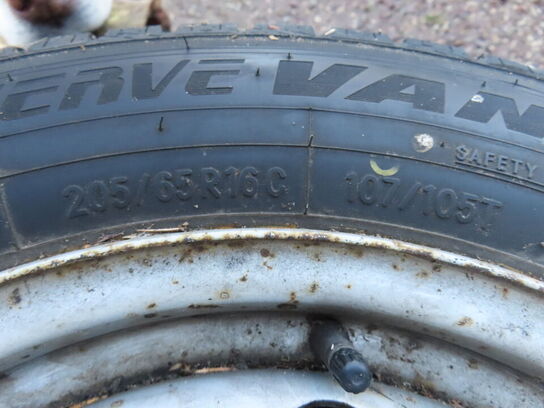 4 stk. helårsdæk på fælge, 205/65R16C 107/105T