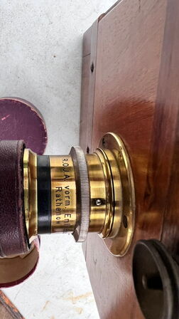 Antikt bælgkamera af træ og messing