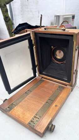 Antikt bælgkamera af træ og messing