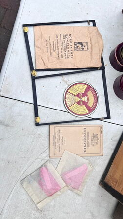 Antikt bælgkamera af træ og messing