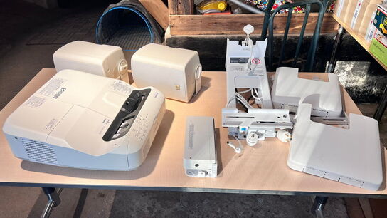 Projektor, EPSON EB-695Wi med touch unit og vægophæng