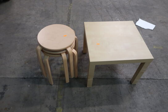 3 stk. taburetter samt bord