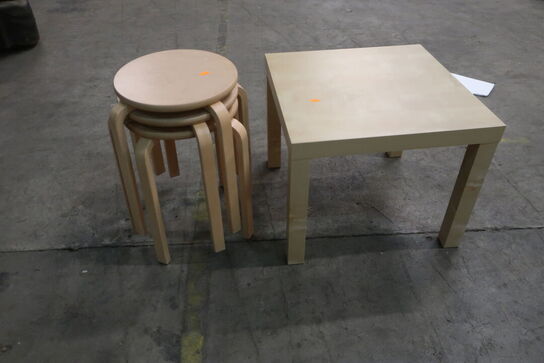 3 stk. taburetter samt bord