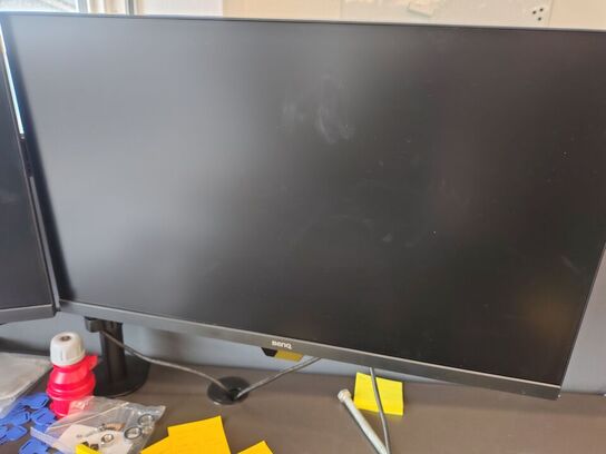 To Benq skærme på stativ 27"