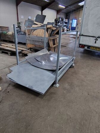 Metalstativ med metalplader