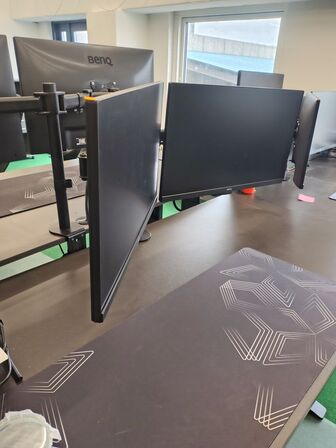 To Benq skærme på stativ 27"