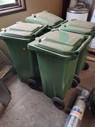 Fire grønne plast containere