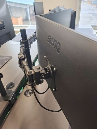 To Benq skærme på stativ 27"
