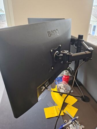 To Benq skærme på stativ 27"