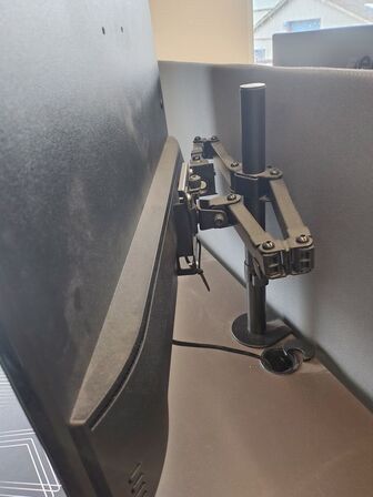 En HP 32" skærm på stativ
