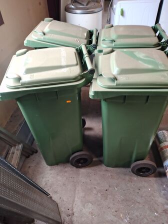 Fire grønne plast containere