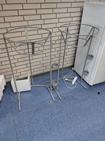 To galvaniserede stativer