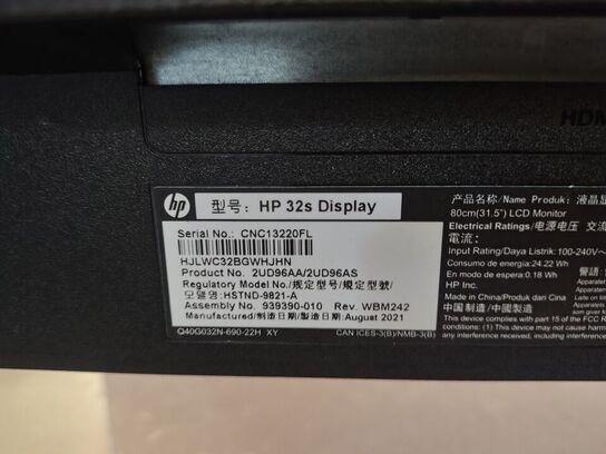 En HP 32" skærm på stativ