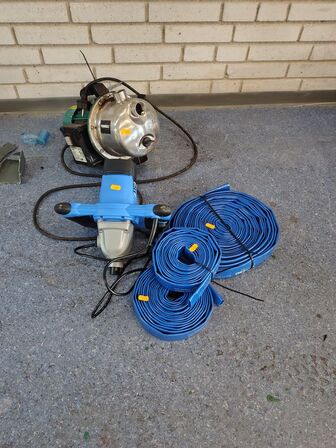 Pumpe og mixer samt slange