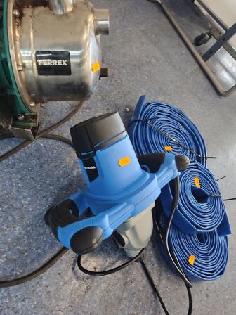 Pumpe og mixer samt slange