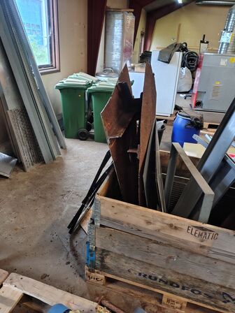 Palleramme med diverse metal