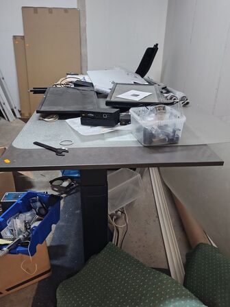Hæve/sænkebord med indhold 