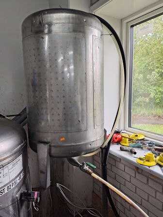 Ståltank på ben 
