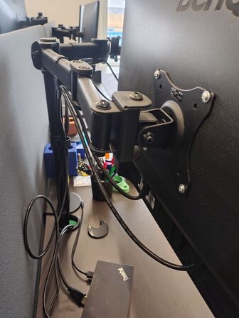 To Benq skærme på stativ 27"