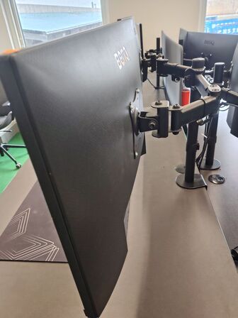 To Benq skærme på stativ 27"