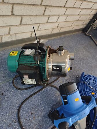 Pumpe og mixer samt slange