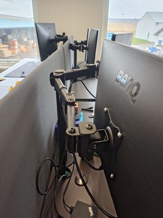 To Benq skærme på stativ 27"